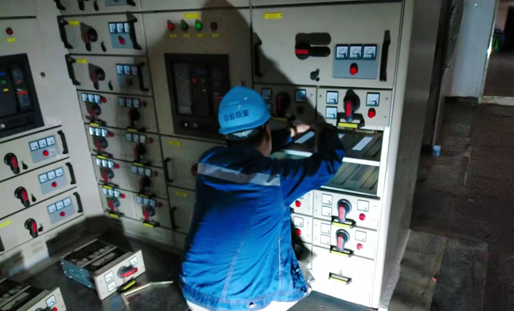 機電設備安裝推薦廠家熱線，標準水泥廠磨煤機和磨水泥設備安裝案例